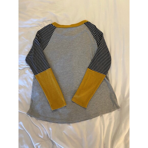 Womens Top Pullover Henley Shirt Gray w/ Gold & Navy Sleeves Size Large - Picture 4 of 7